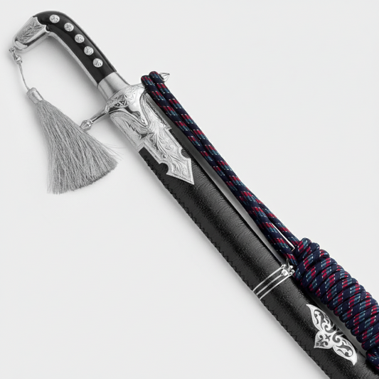 سيف حنيش بتصميم آري جلد أسود