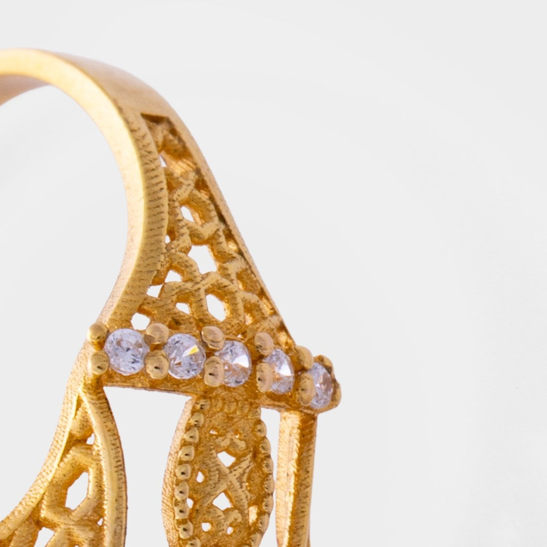 18k gold toe ring with diamonds