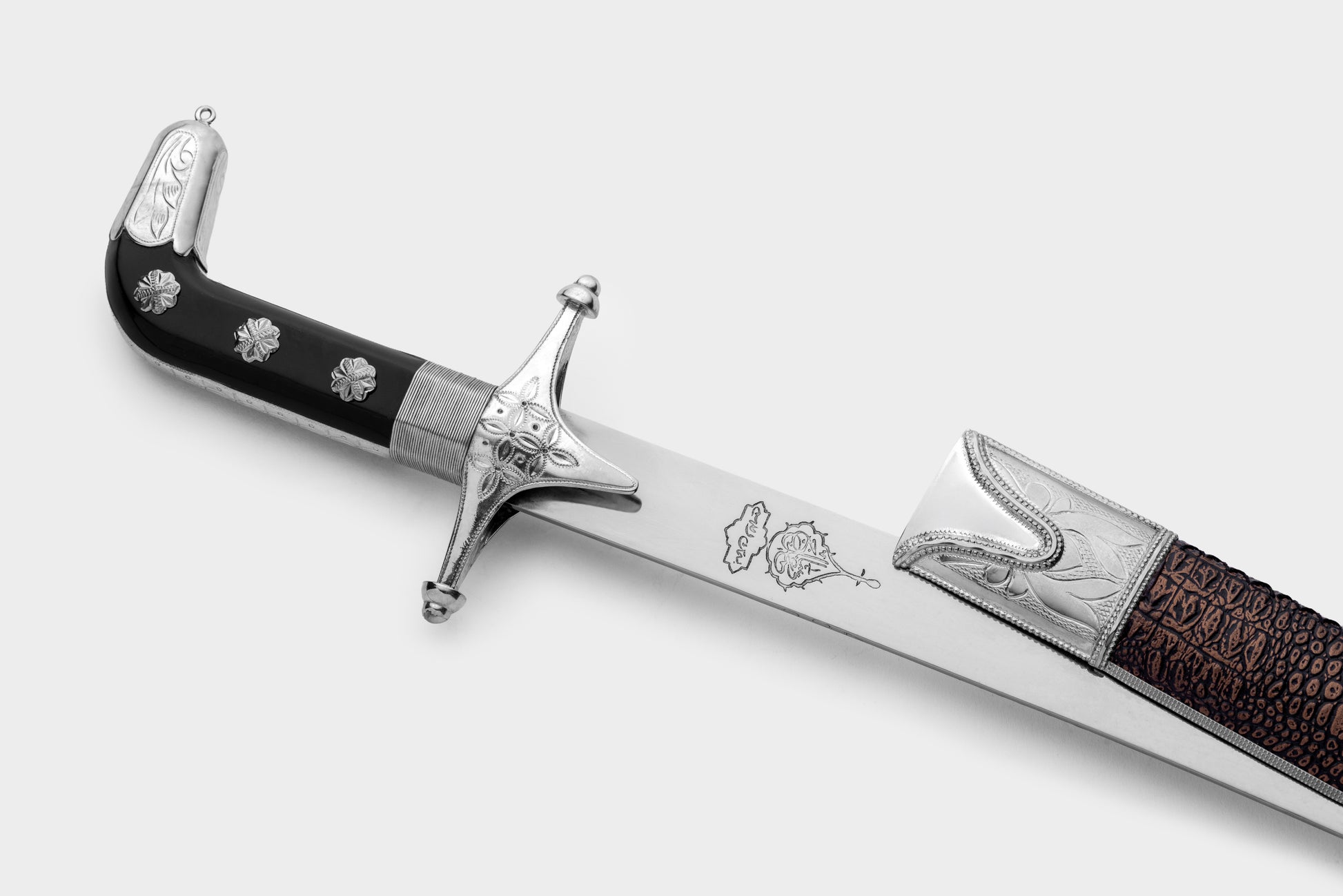 سيف حنيش بتصميم كامل جلد بني