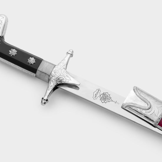 سيف حنيش بتصميم كامل جلد ماروني