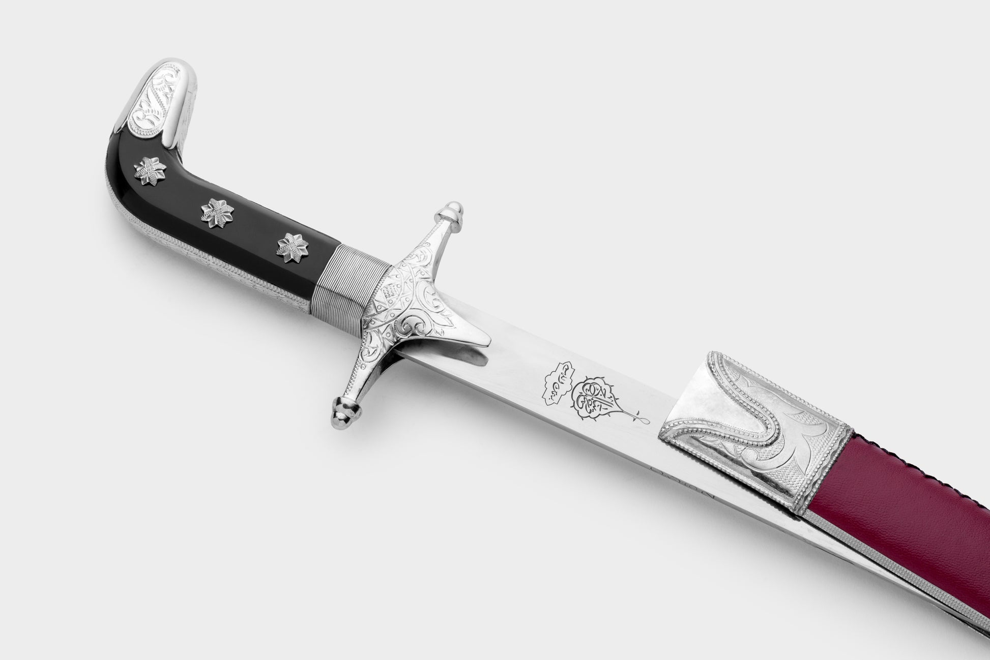 سيف حنيش بتصميم كامل جلد ماروني