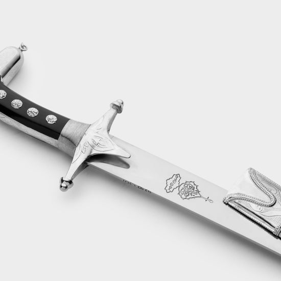 سيف حنيش بالتصميم الكلاسيكي أسود