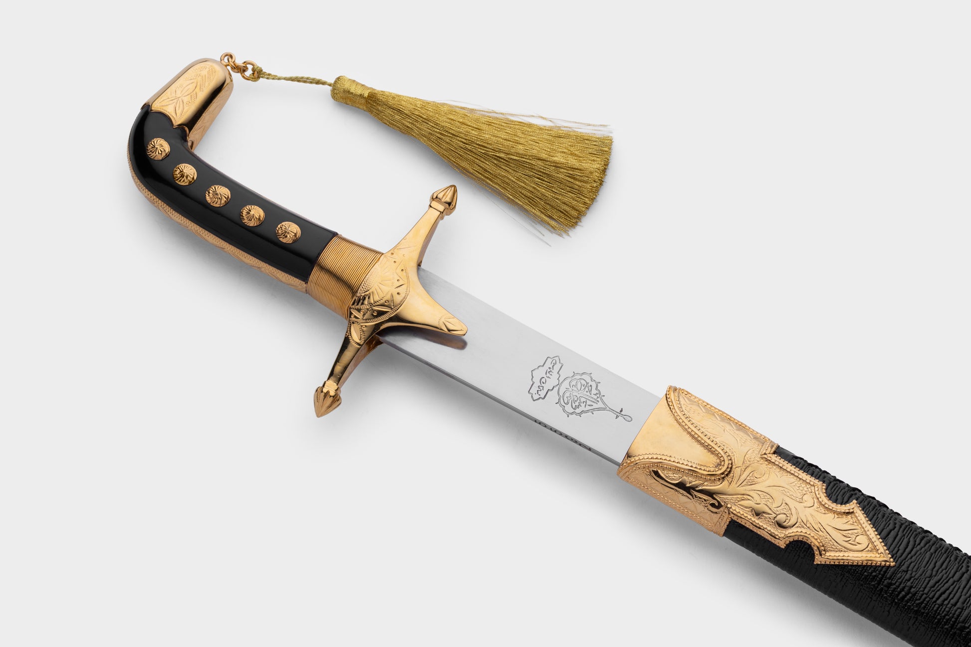 سيف حنيش بتصميم آري جلد أسود