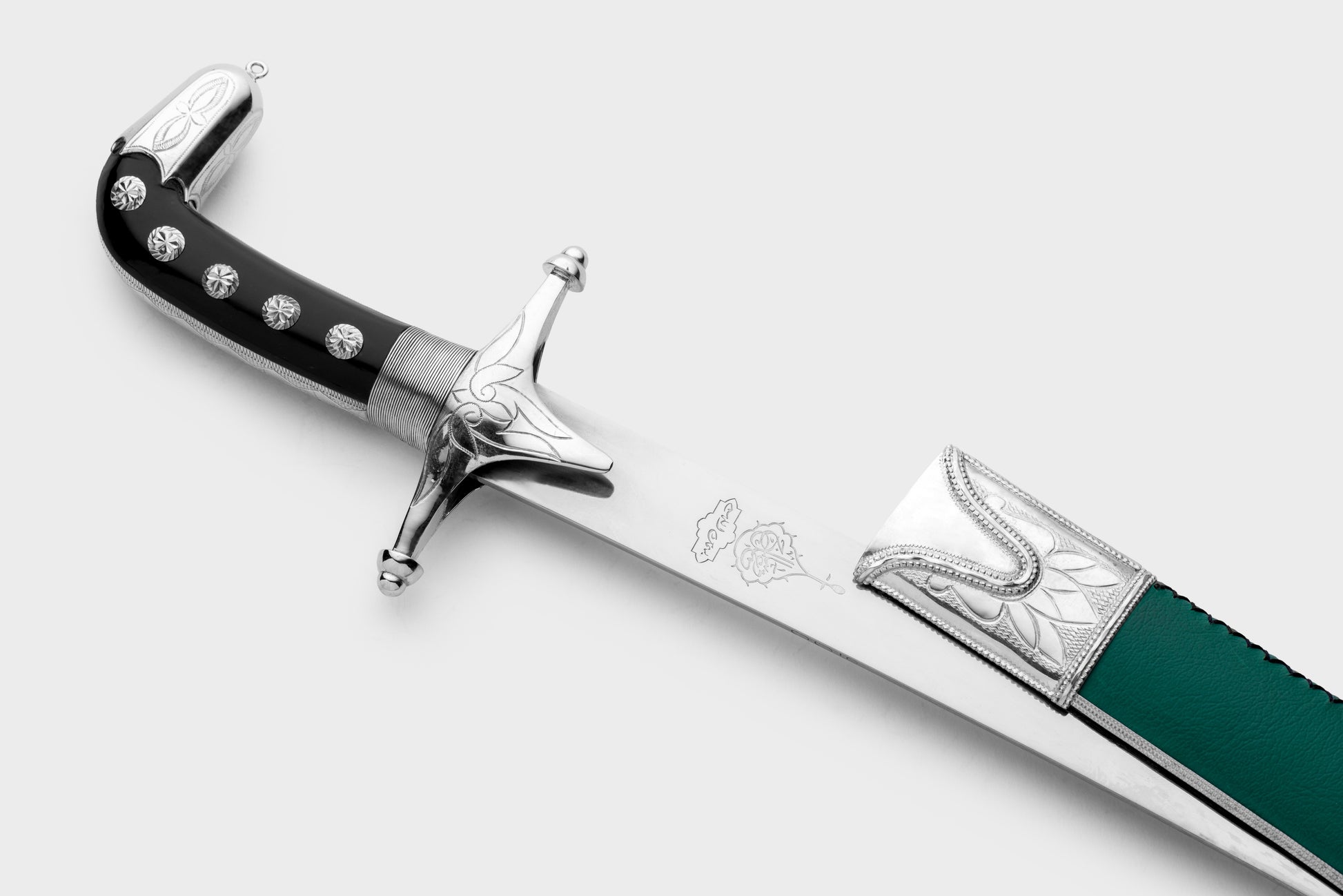 سيف حنيش بتصميم كامل جلد زيتوني