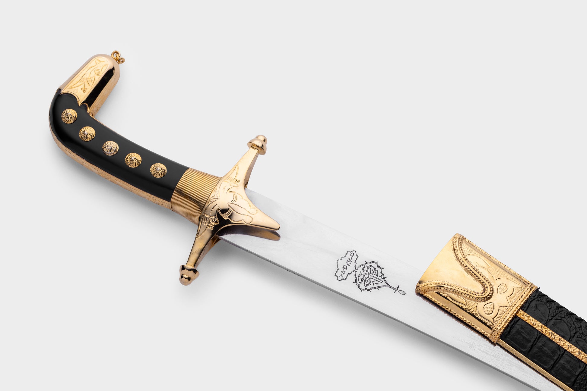 سيف حنيش بالتصميم الكلاسيكي أسود