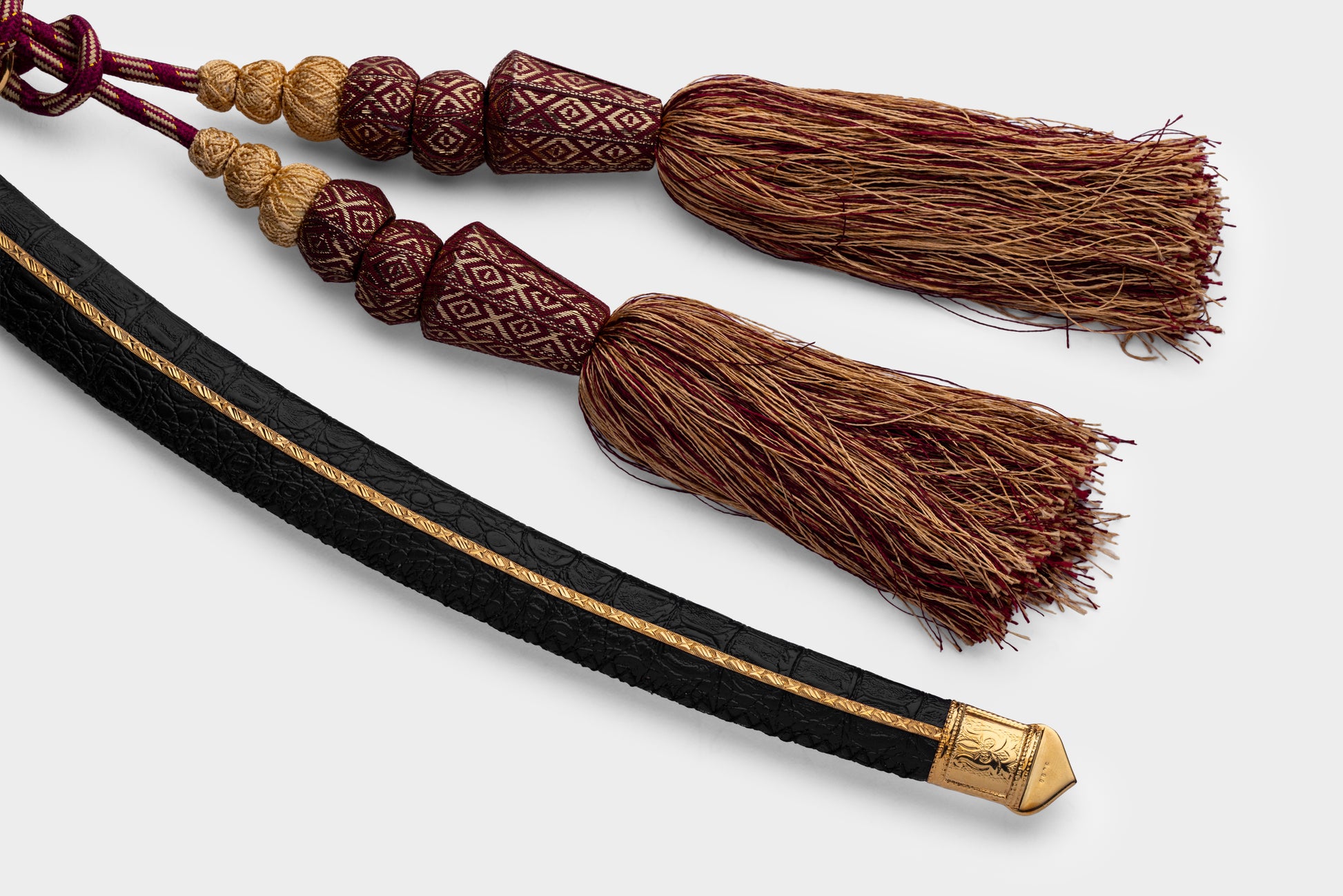 سيف حنيش بالتصميم الكلاسيكي أسود