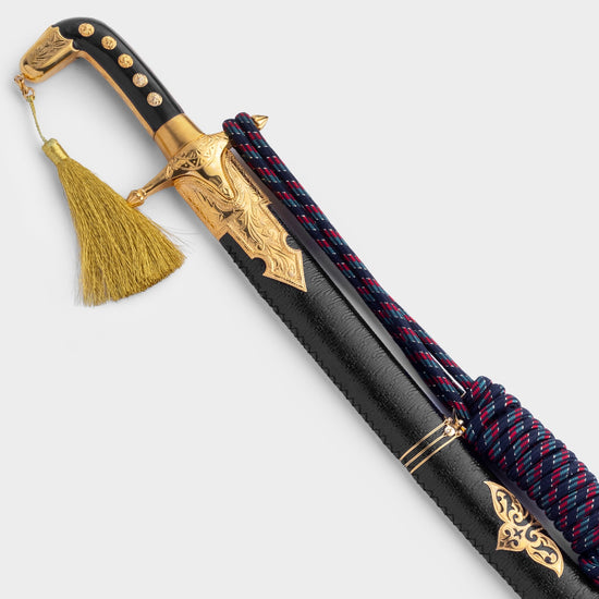 سيف حنيش بتصميم آري جلد أسود